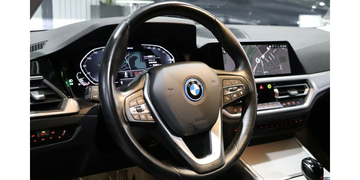 BMW 330e Touring Advantage / VOLL-LEDER-SPORT / LED 62.000 km 25.993 &euro; Hamm 59077