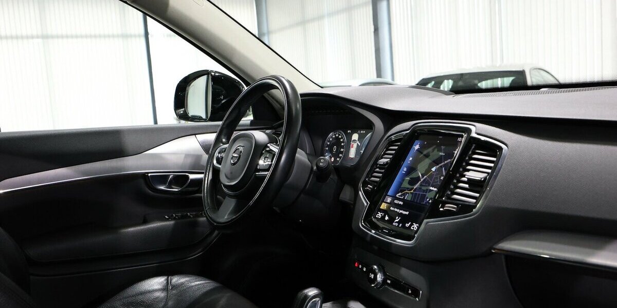 Volvo XC90 T8 P-HEV AWD EXPRESSION R-DESIGN / 7-SITZER 143.000 km 37.777 &euro; Hamm 59077