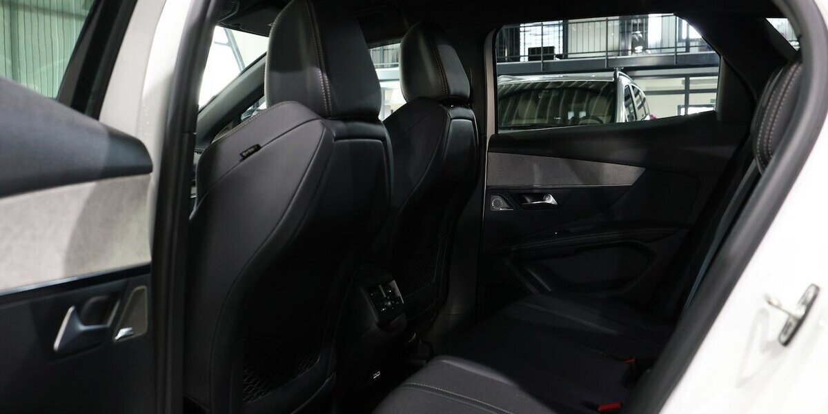 Peugeot 3008 BLUE-HDI GT-SPORT / WHITE & BLACK / SCHÖN 56.000 km 23.555 &euro; Hamm 59077