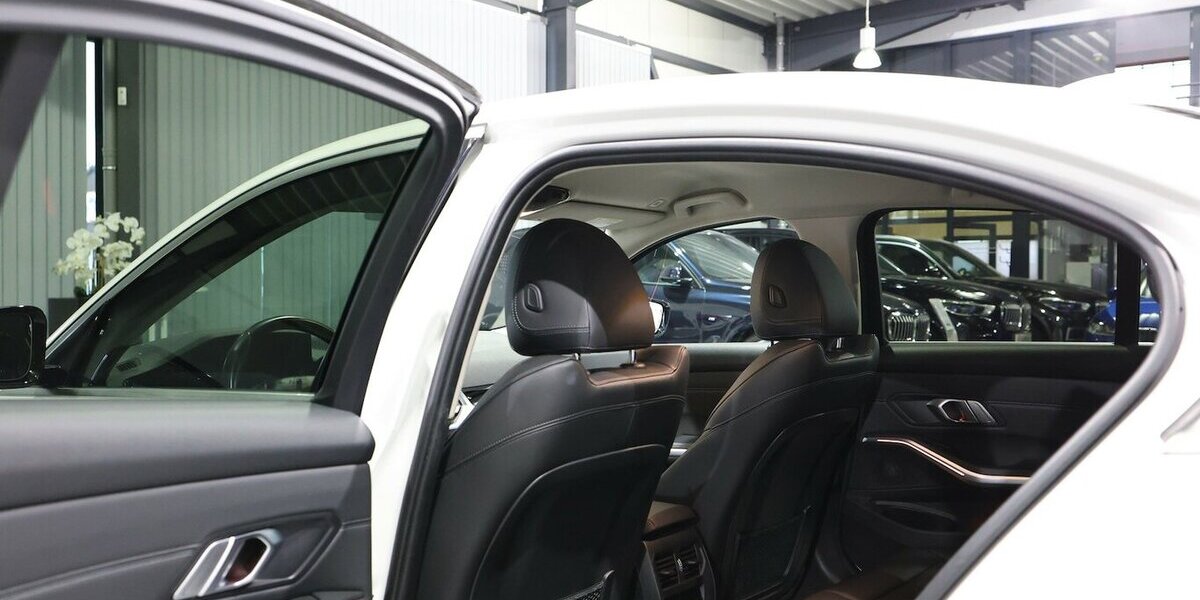 BMW 318d SPORT-LINE / LEDER, LIVE-COCKPIT-PRO, LED 107.000 km 27.777 &euro; Hamm 59077