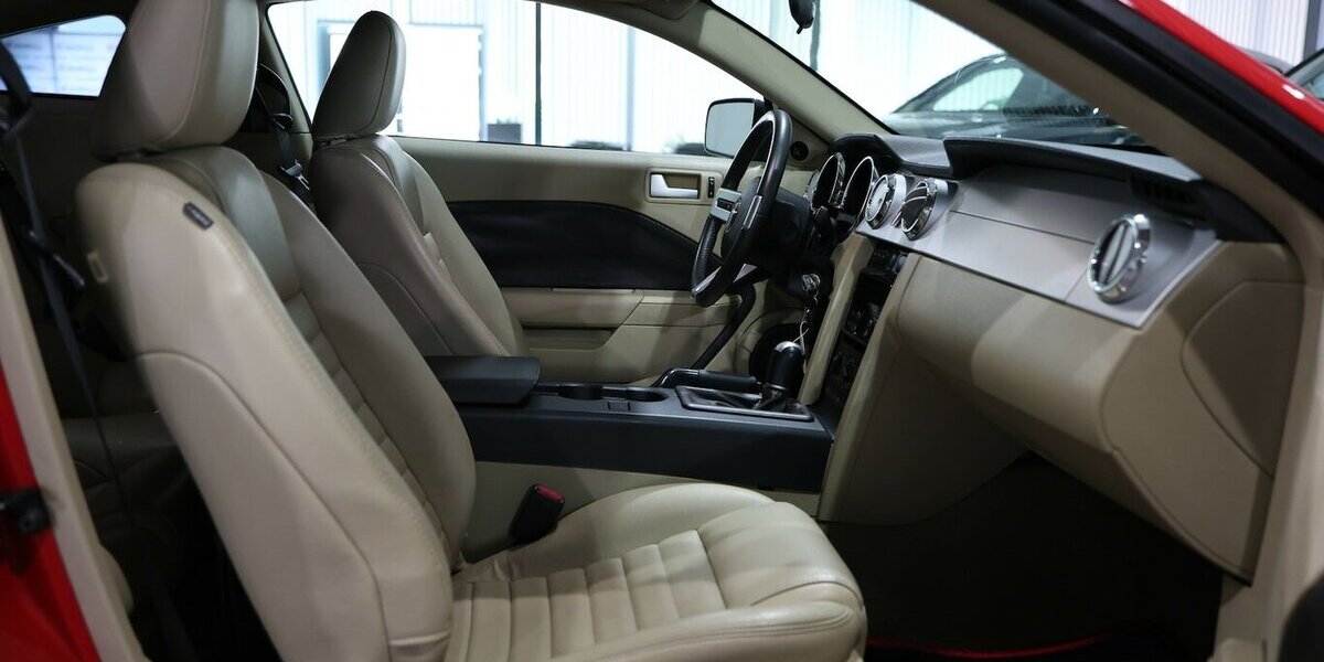 Ford Mustang COUPE 4.6 V8 GT / RED & BEIGE / LEDER 60.000 km 16.444 &euro; Hamm 59077