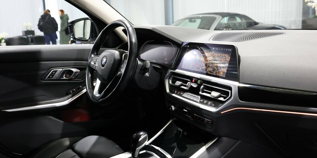 BMW 318d SPORT-LINE / LEDER, LIVE-COCKPIT-PRO, LED 107.000 km 27.777 &euro; Hamm 59077