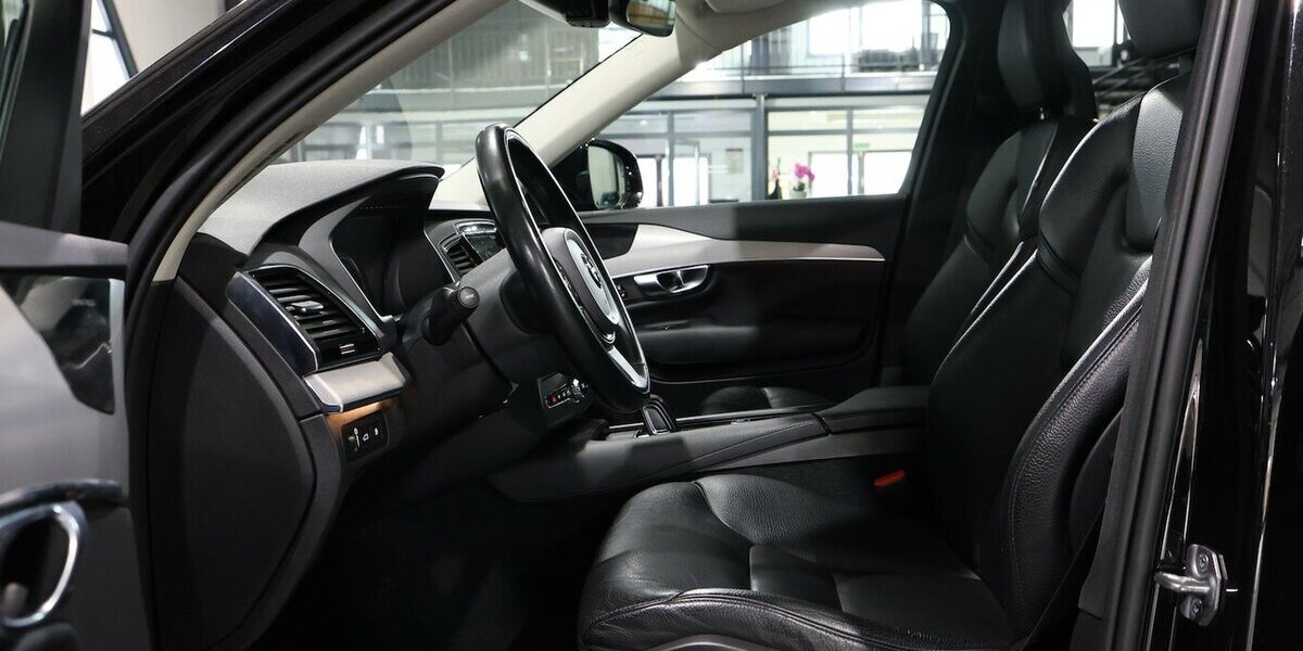 Volvo XC90 T8 P-HEV AWD EXPRESSION R-DESIGN / 7-SITZER 143.000 km 37.777 &euro; Hamm 59077