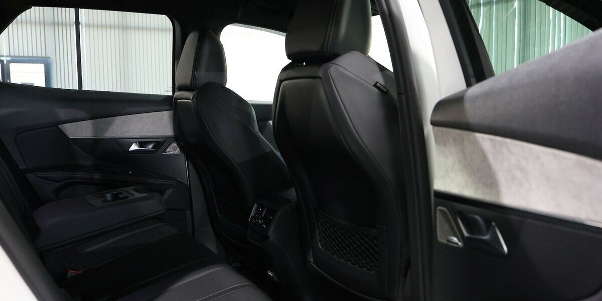 Peugeot 3008 BLUE-HDI GT-SPORT / WHITE & BLACK / SCHÖN 56.000 km 23.555 &euro; Hamm 59077