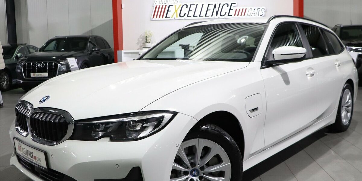BMW 330e Touring Advantage / VOLL-LEDER-SPORT / LED 62.000 km 25.993 &euro; Hamm 59077