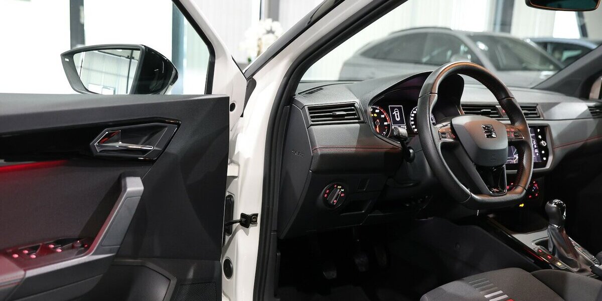 Seat Arona 1.5 TSI XCELLENCE FR-SPORT / WHITE & BLACK 90.000 km 14.555 &euro; Hamm 59077