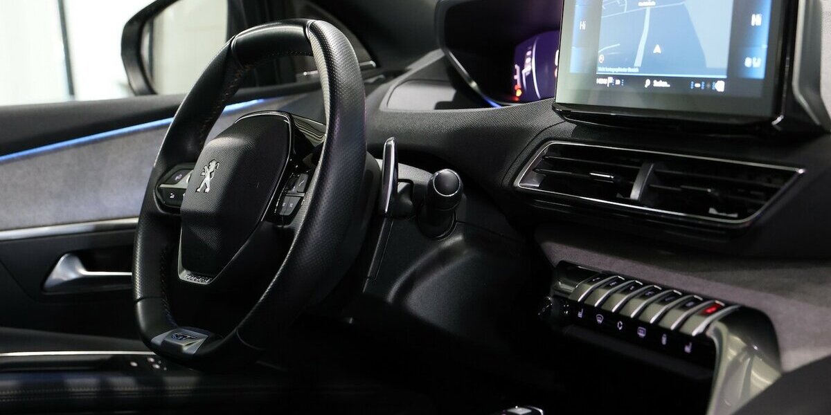 Peugeot 3008 BLUE-HDI GT-SPORT / WHITE & BLACK / SCHÖN 56.000 km 21.555 &euro; Hamm 59077