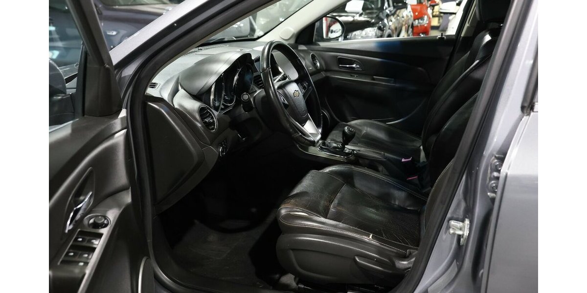 Chevrolet Cruze HATCHBACK 1.4 LTZ / SCHIEBEDACH,LEDER,NAVI 128.000 km 5.881 &euro; Hamm 59077