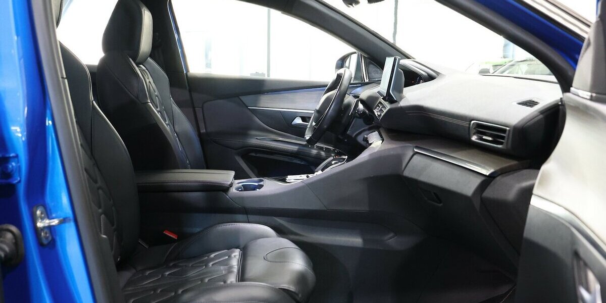 Peugeot 3008 Hybrid 225 GT-LINE SPORT / PANORAMA / LED 60.000 km 20.991 &euro; Hamm 59077