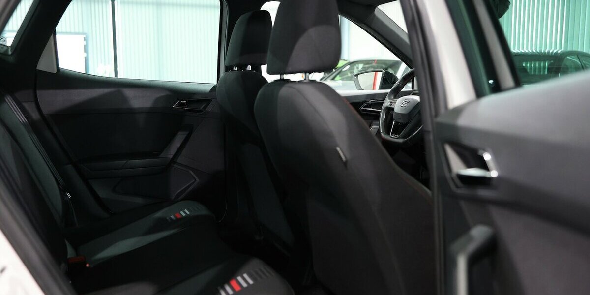 Seat Arona 1.5 TSI XCELLENCE FR-SPORT / WHITE & BLACK 90.000 km 14.555 &euro; Hamm 59077