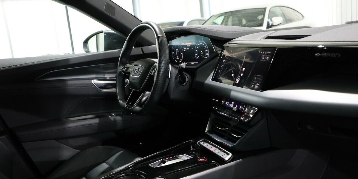 Audi e-tron GT QUATTRO / DAYTONA + BLACK / PANORAMA / 29.000 km 48.333 &euro; Hamm 59077