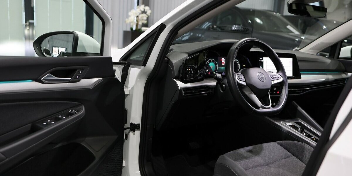 VW Golf VIII 2.0 TDI DSG LIFE IQ / NAVI+KAMERA, LED 53.000 km 21.111 &euro; Hamm 59077