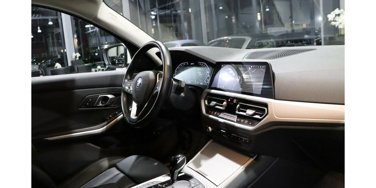 BMW 330e Touring Advantage / VOLL-LEDER-SPORT / LED 62.000 km 25.993 &euro; Hamm 59077