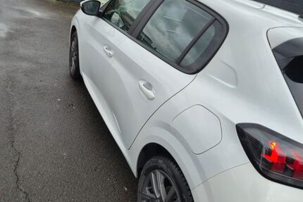 Peugeot 208 28.000 km 14.500 &euro; castrop rauxel 44581