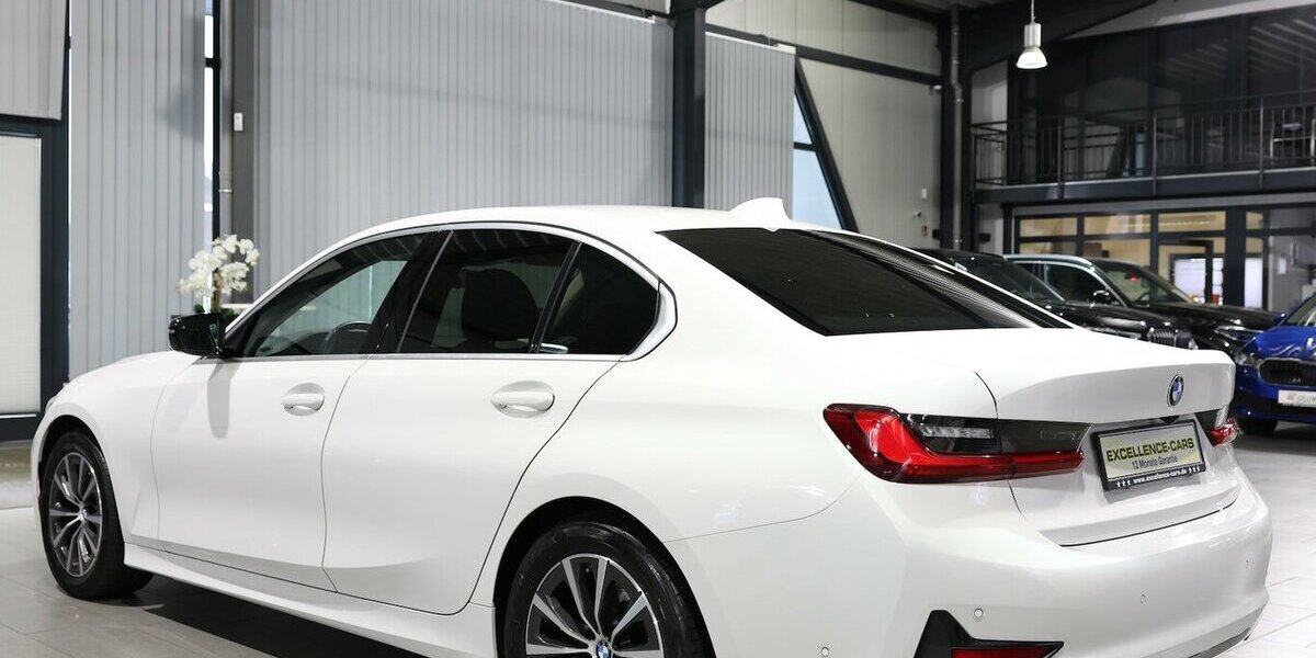 BMW 318d SPORT-LINE / LEDER, LIVE-COCKPIT-PRO, LED 107.000 km 27.777 &euro; Hamm 59077