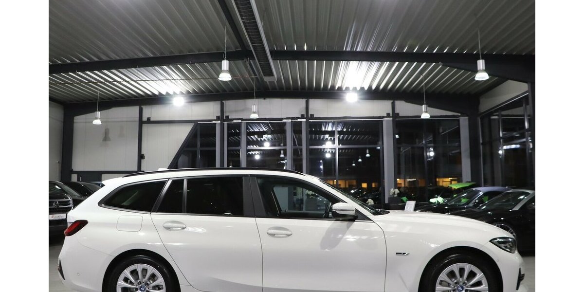 BMW 330e Touring Advantage / VOLL-LEDER-SPORT / LED 62.000 km 25.993 &euro; Hamm 59077