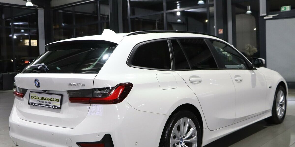 BMW 330e Touring Advantage / VOLL-LEDER-SPORT / LED 62.000 km 25.993 &euro; Hamm 59077