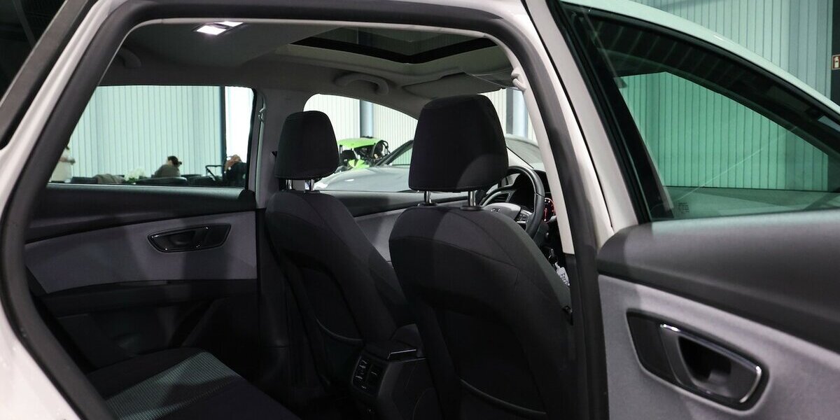 Seat Leon 1.5 TSI STYLE WHITE & BLACK / LED, PANORAMA 89.000 km 15.777 &euro; Hamm 59077