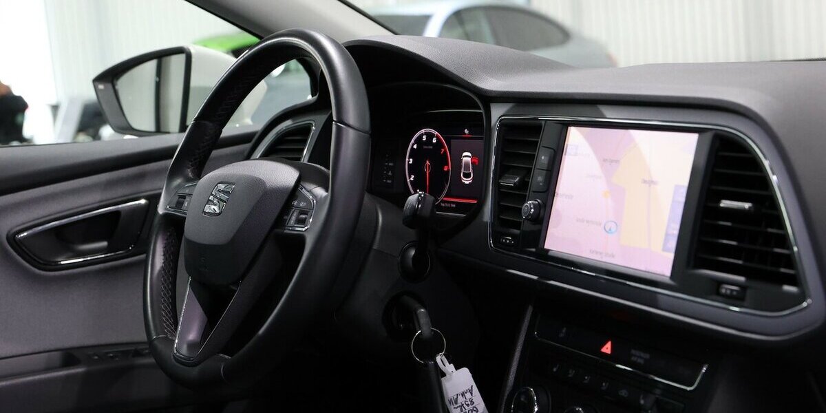 Seat Leon 1.5 TSI STYLE WHITE & BLACK / LED, PANORAMA 89.000 km 15.777 &euro; Hamm 59077