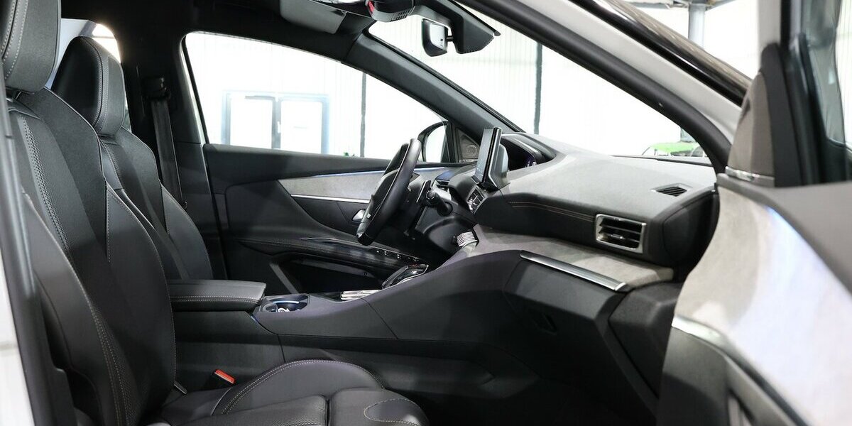 Peugeot 3008 BLUE-HDI GT-SPORT / WHITE & BLACK / SCHÖN 56.000 km 23.555 &euro; Hamm 59077
