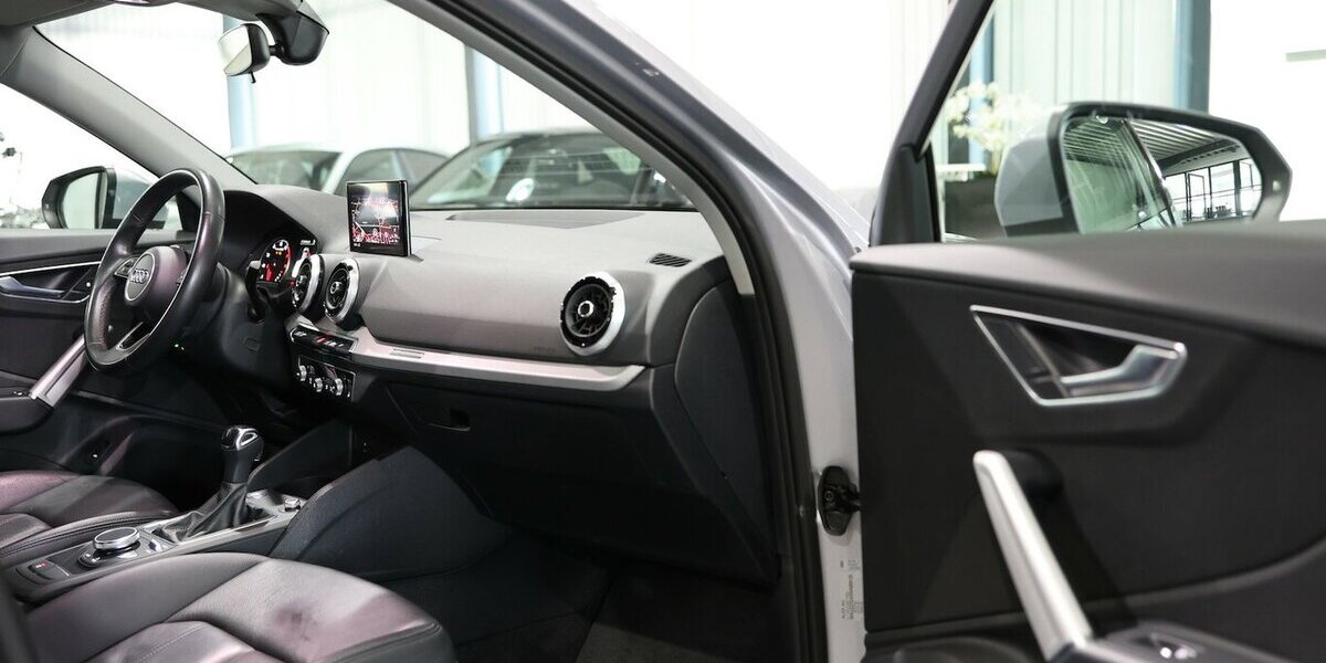 Audi Q2 35 TFSI ADVANCED SILVER & BLACK / LED, LEDER 97.000 km 20.444 &euro; Hamm 59077